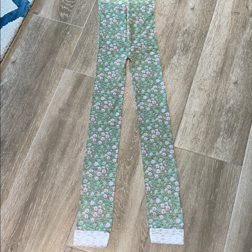 NEVER WORN THIN LEGGING W FLORAL PRINT LACE DETAIL